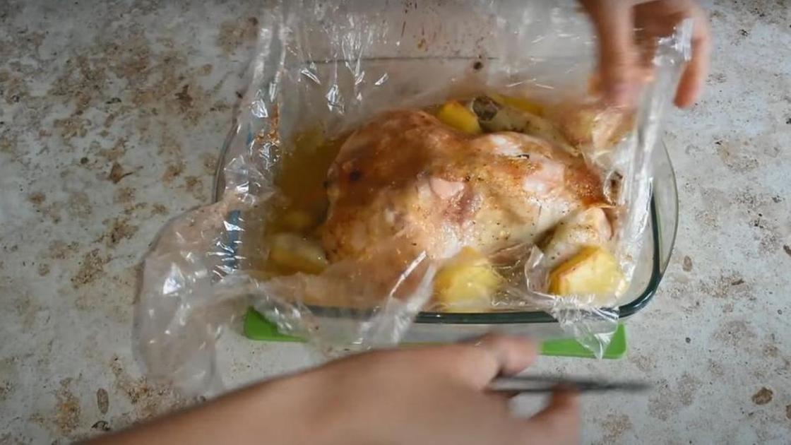 Готовую курицу достают из пищевого рукава