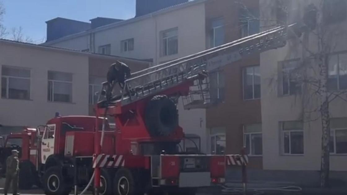 Пожарная машина возле здания школы