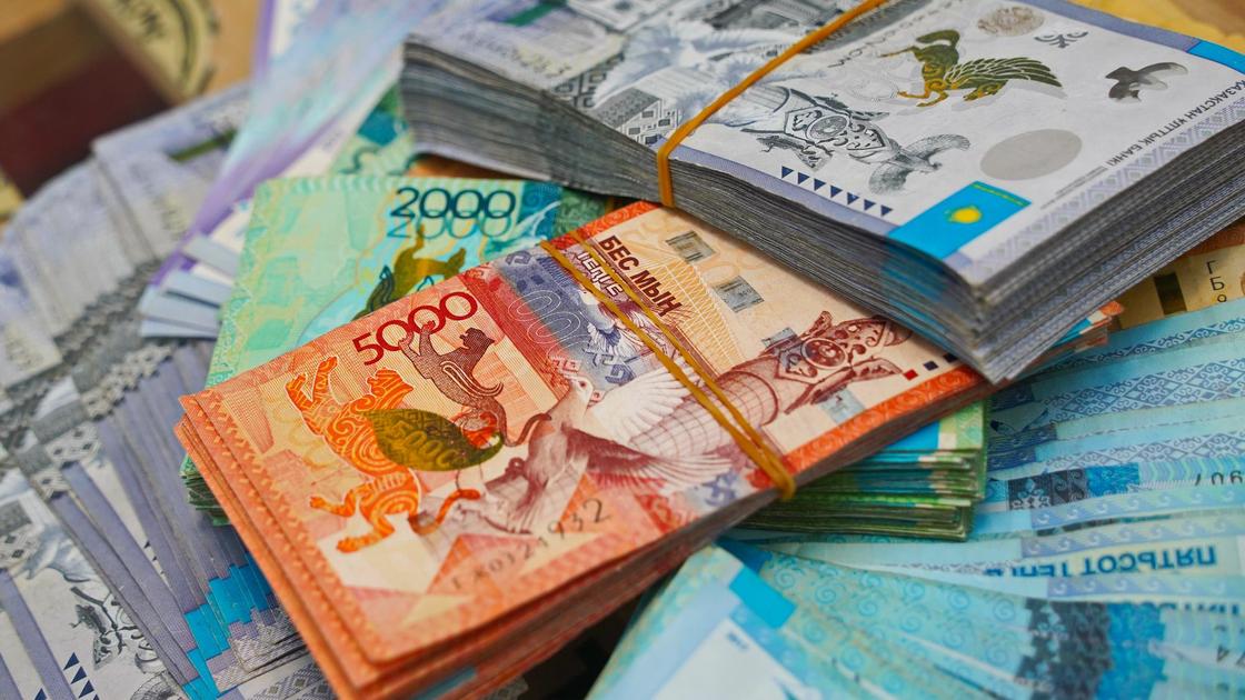 Пачки денег