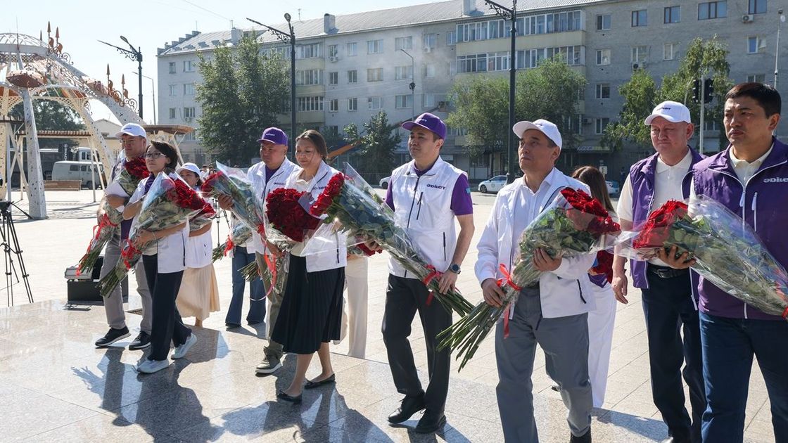 Кандидаты "Әділет" посетили памятник великому поэту в Семее