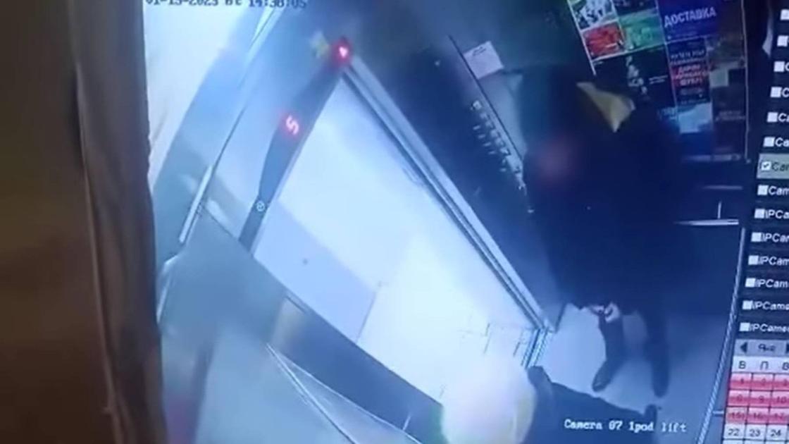 Мужчина избил детей в лифте. Мужик избил девушку в лифте. Министр экономики казахстана избил жену
