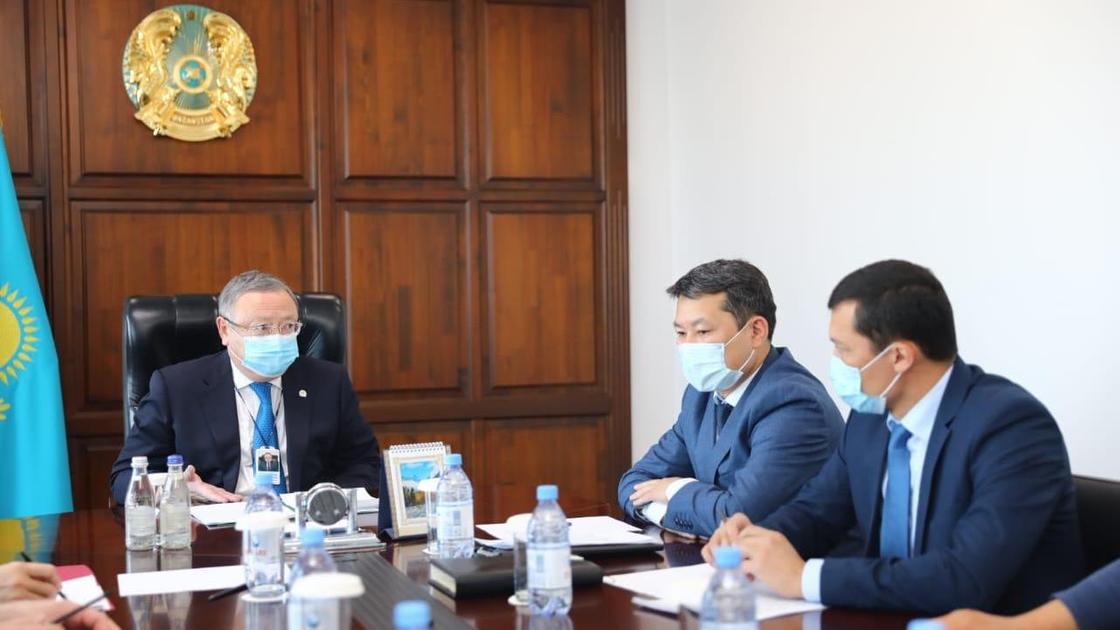 Ақтөбе облысының әкімі жиналыс өткізуде Ақтөбе облысының әкімі жиналыс өткізуде