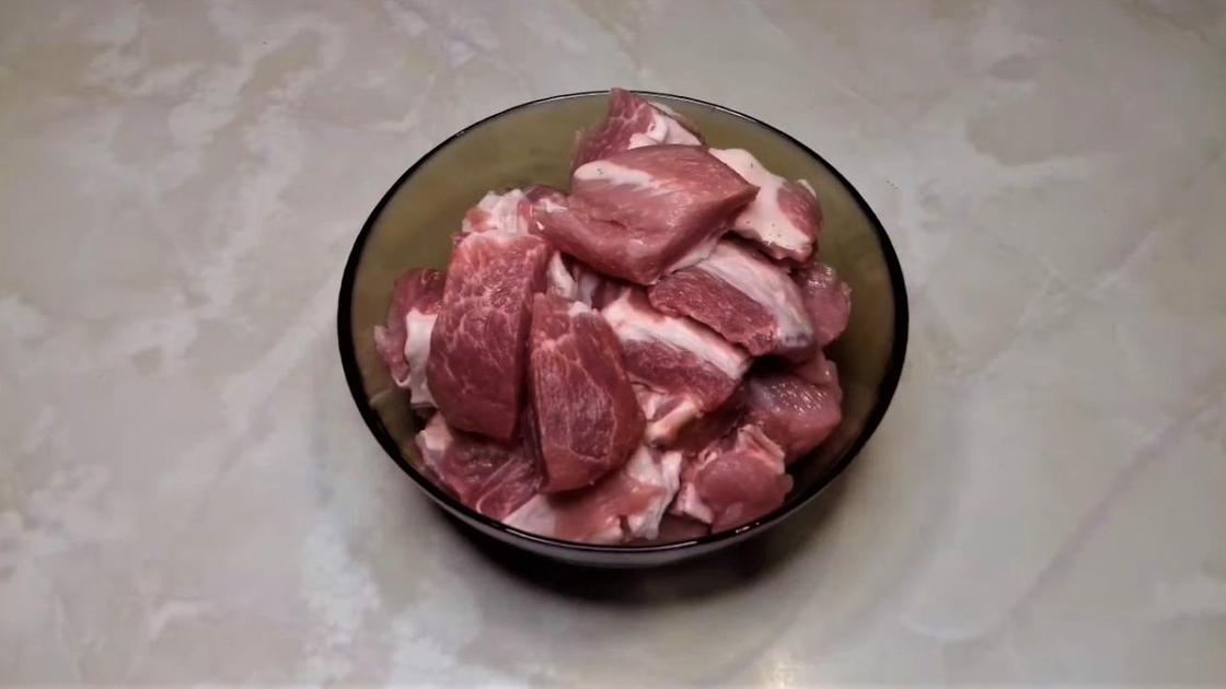 Нарезанное мясо в миске