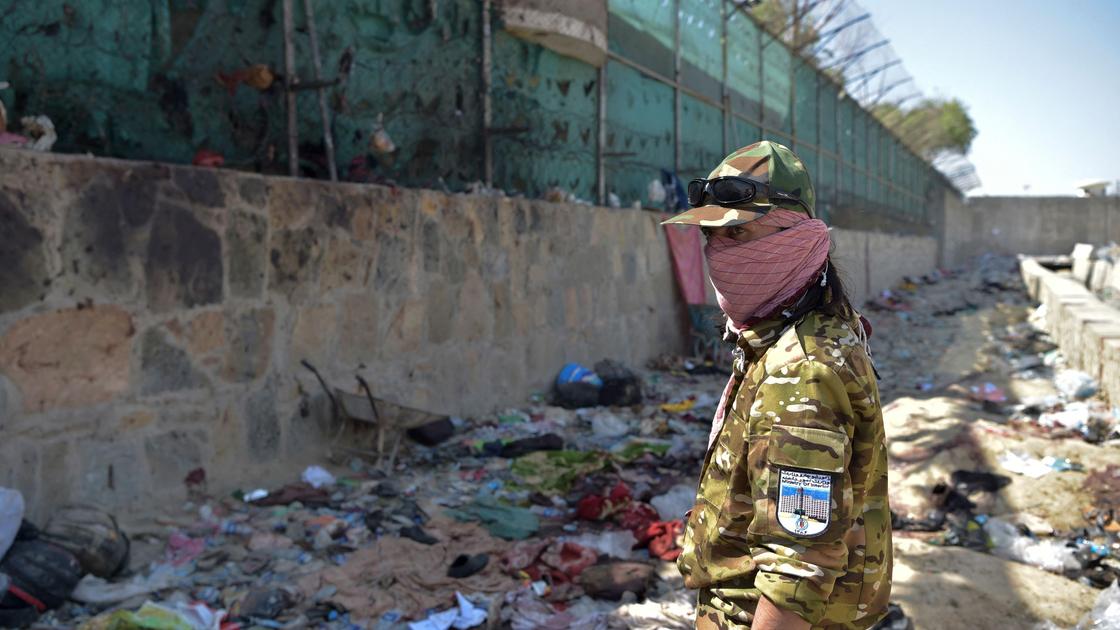 Талиб на месте взрыва в Кабуле