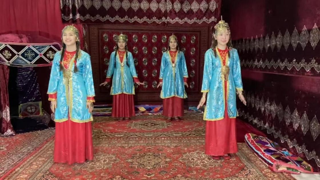Туркменки танцуют