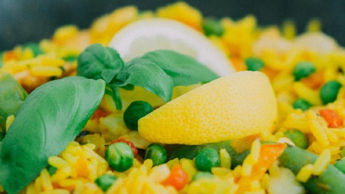 Готовая паэлья с долькой лимона Готовая паэлья с долькой лимона