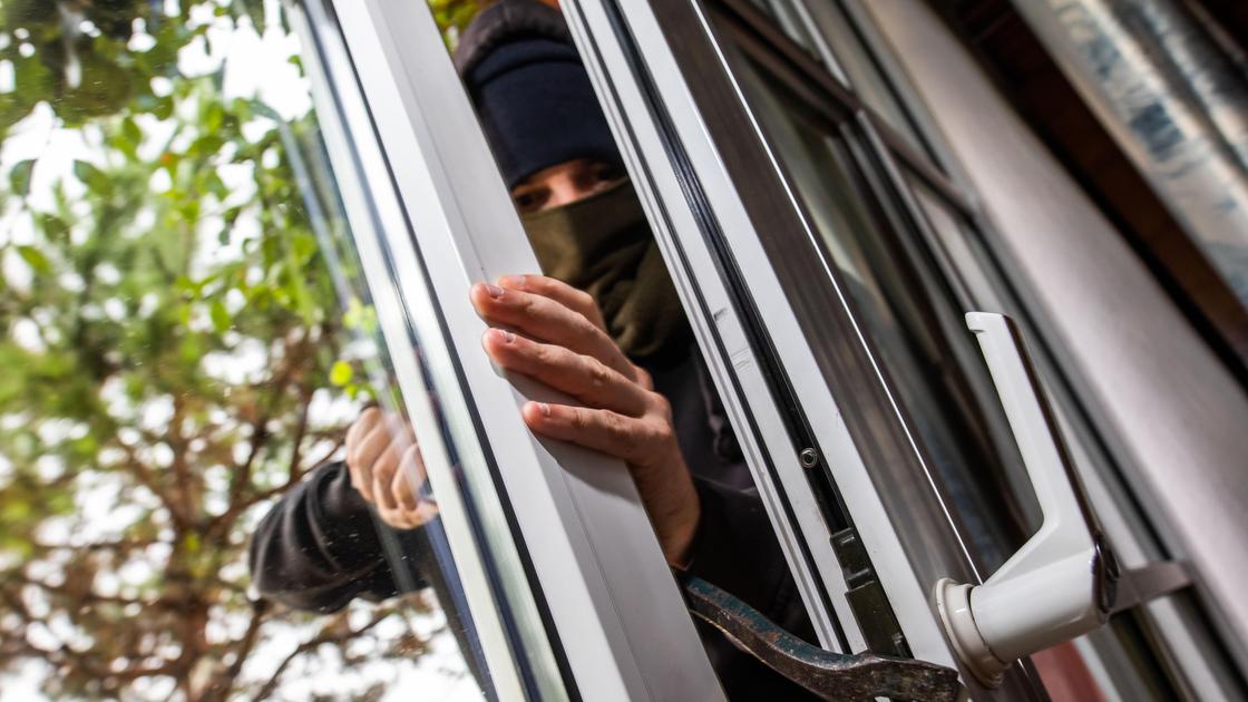 Вор пробирается в помещение Вор пробирается в помещение