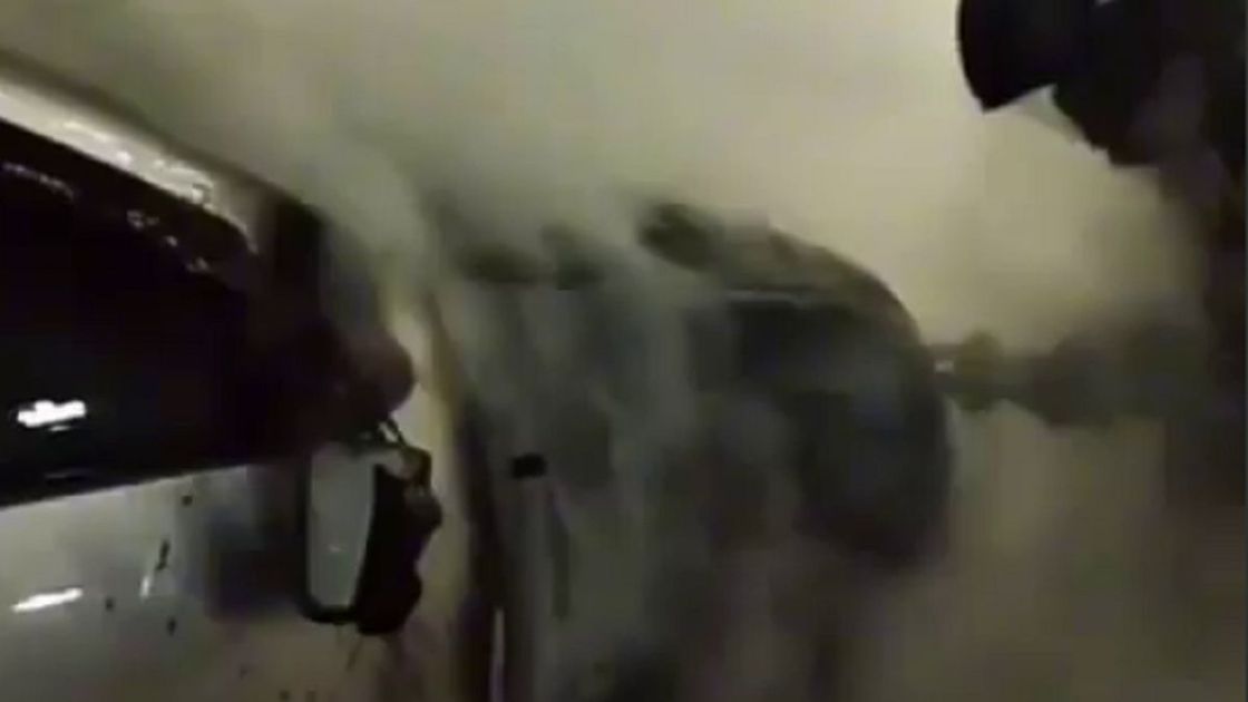 Пожарные тушат пожар