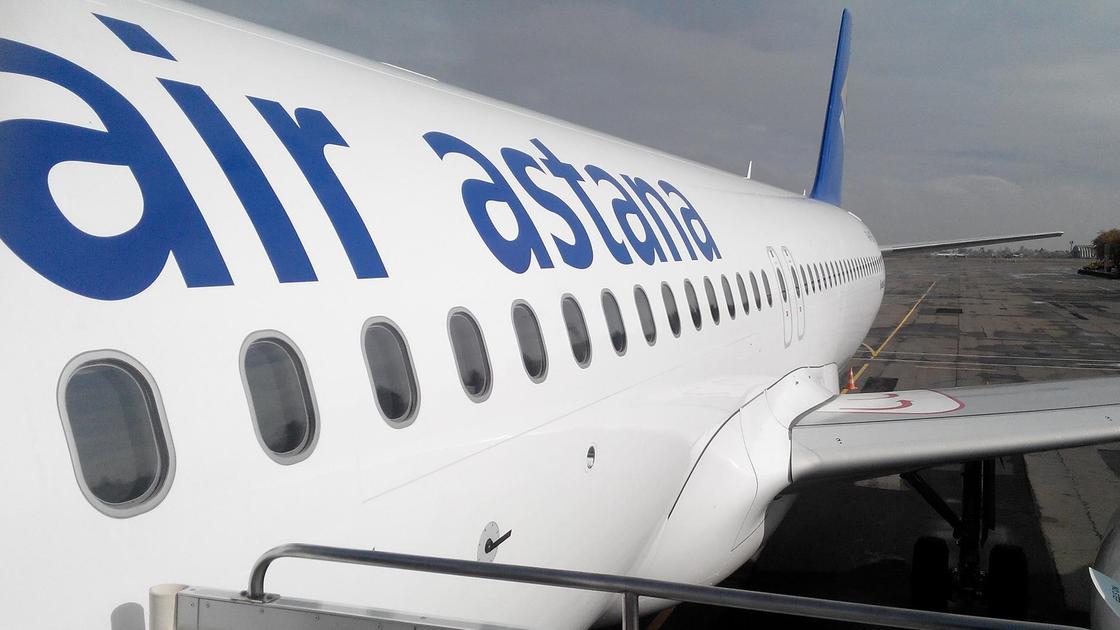 самолет Air Astana стоит в аэропорту