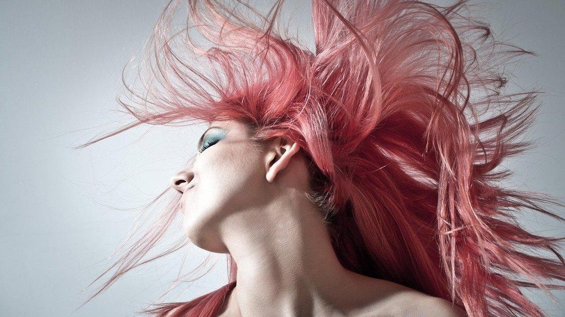 Девушка с красивыми длинными розовыми волосами