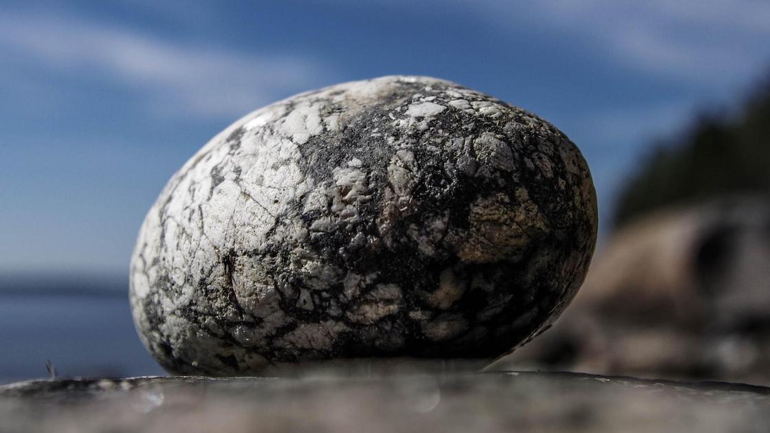 Лежачий камень. Каме со свех сильной кратностью. Камень лежит на столе. Камень лежит на дне.