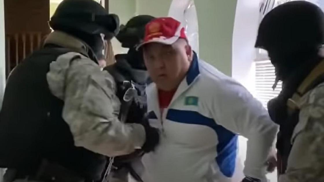 Задержание Муслима Ундаганова в его доме в Уральске