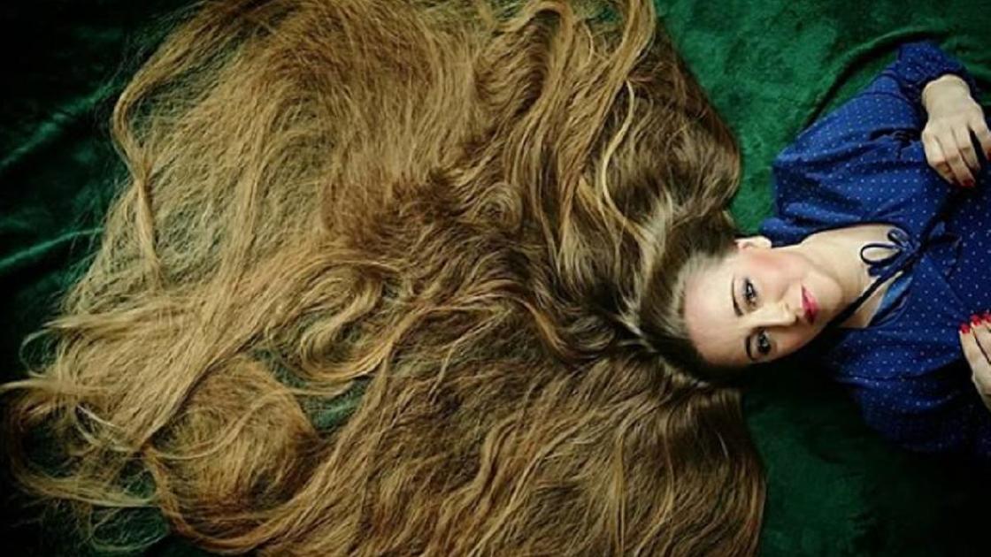 Девушка с длинными волосами Девушка с длинными волосами