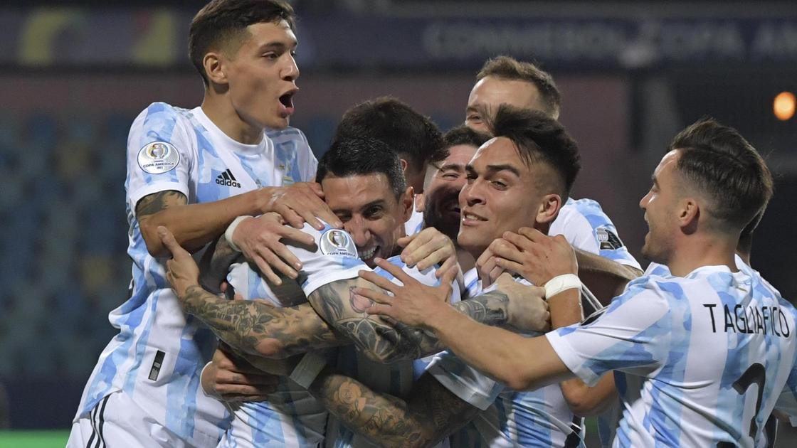 Футболисты сборной Аргентины празднуют гол