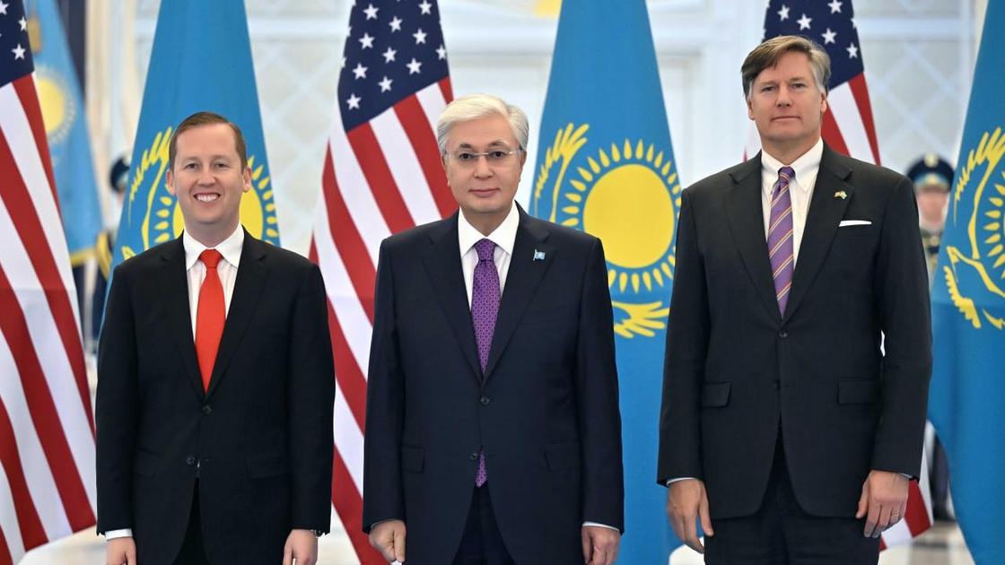 Касым-Жомарт Токаев, Серджио Гор и Кристофер Ландау