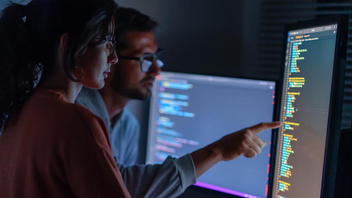 Люди изучают список