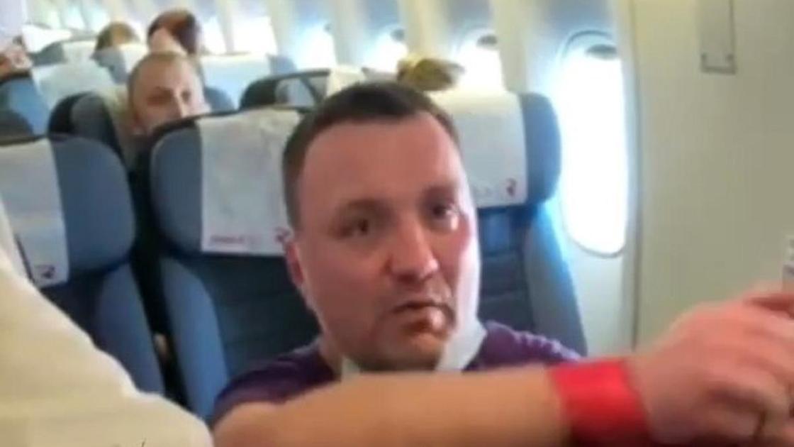 Россиянин на борту самолета