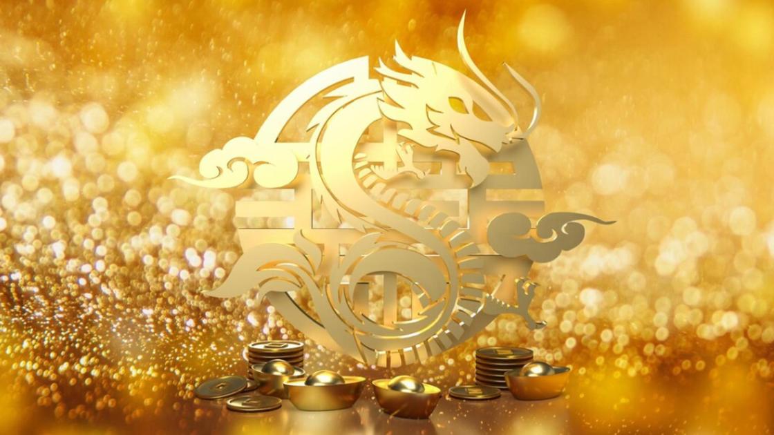 Фигурка дракона на золотом фоне в окружении монет