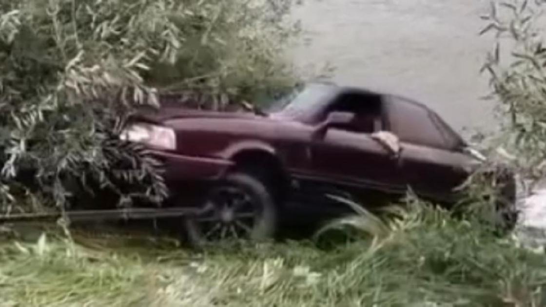 Машину вытаскивают из реки