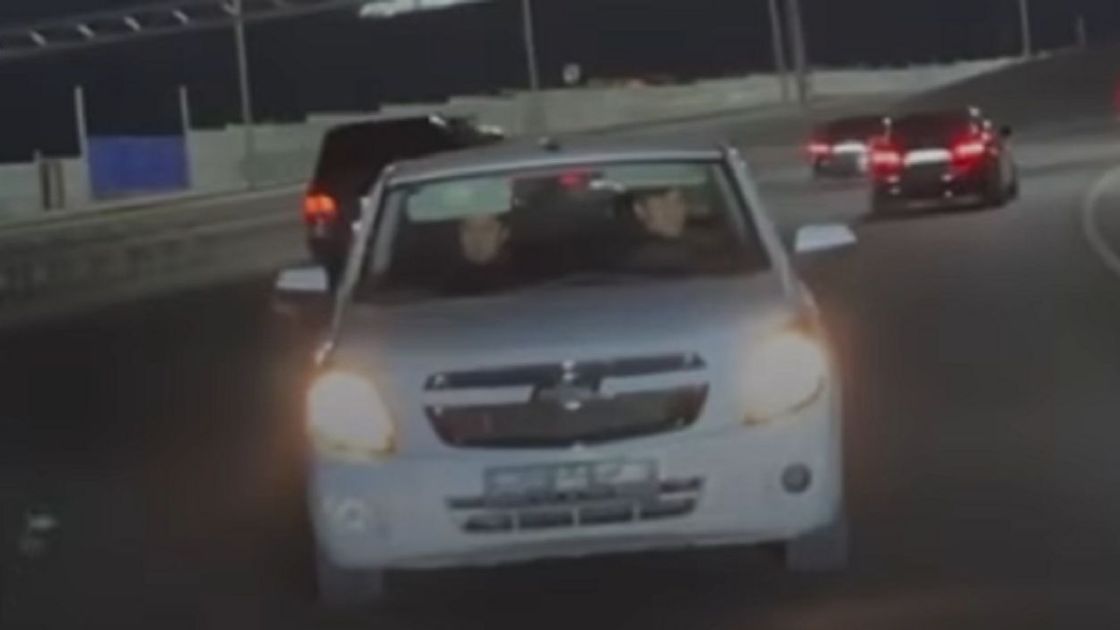 Автомобиль едет задним ходом