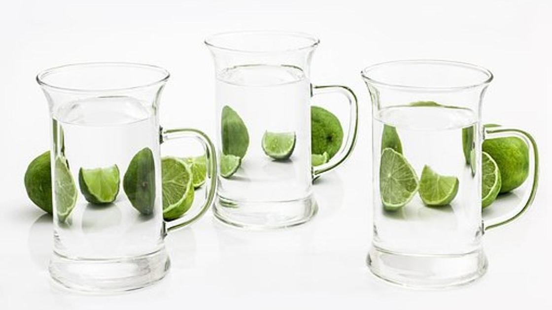 стаканы с водой, лайм