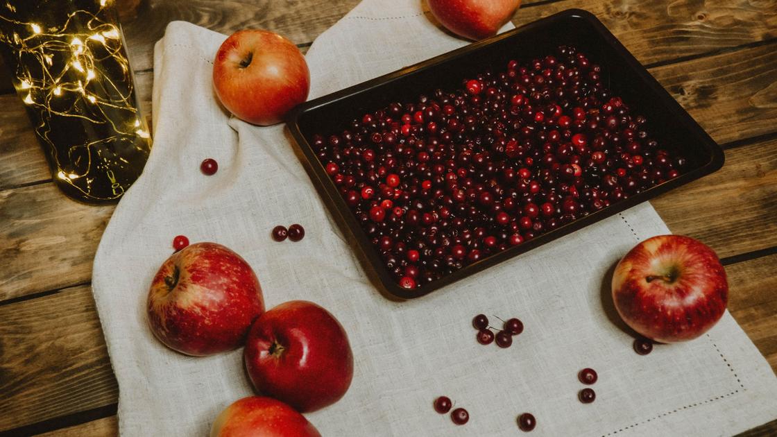 Яблоки и ягоды на столе