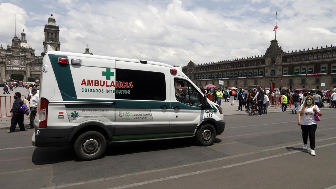 Машина скорой помощи возле площади, где сотни людей были эвакуированы