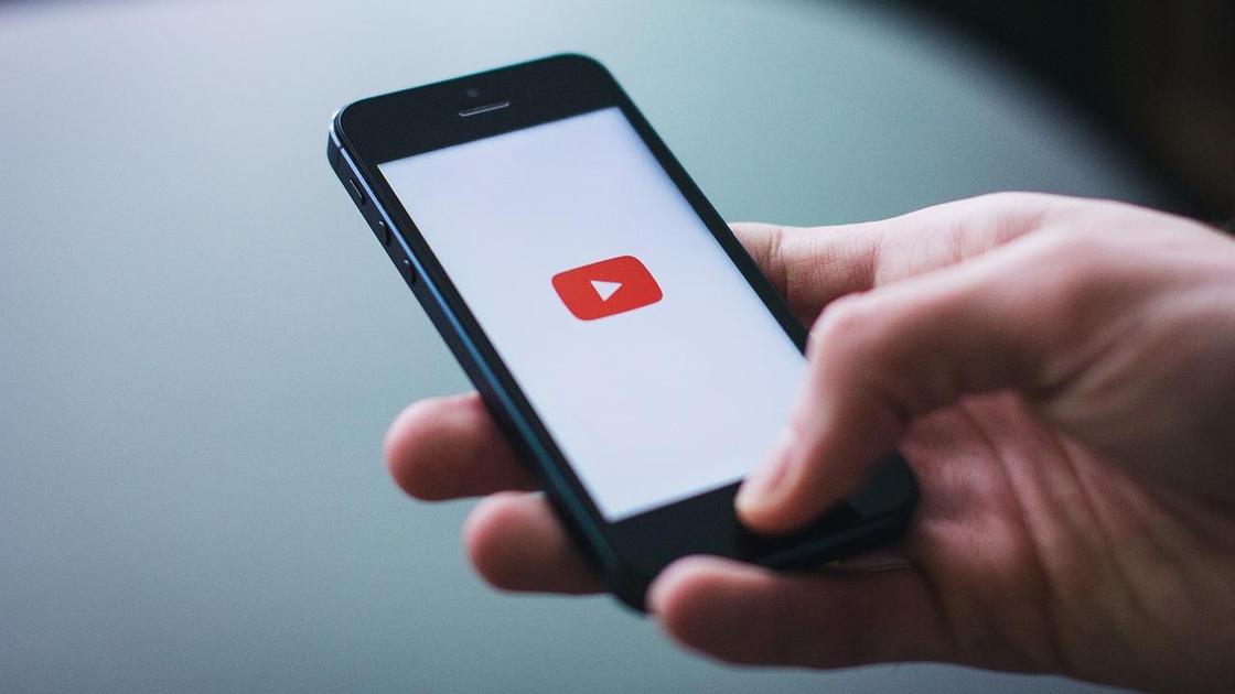 Открытое приложение YouTube на телефоне