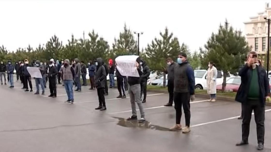 Шымкентские предприниматели протестуют у здания акимата