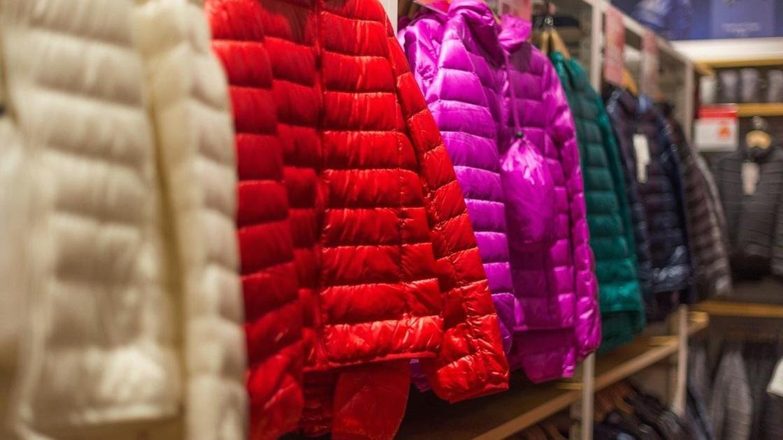 Женские куртки висят в магазине