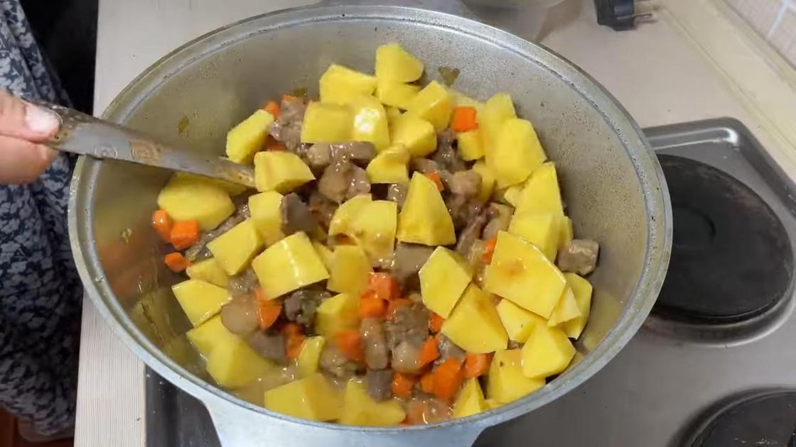 Картофель, морковь и мясо в казане