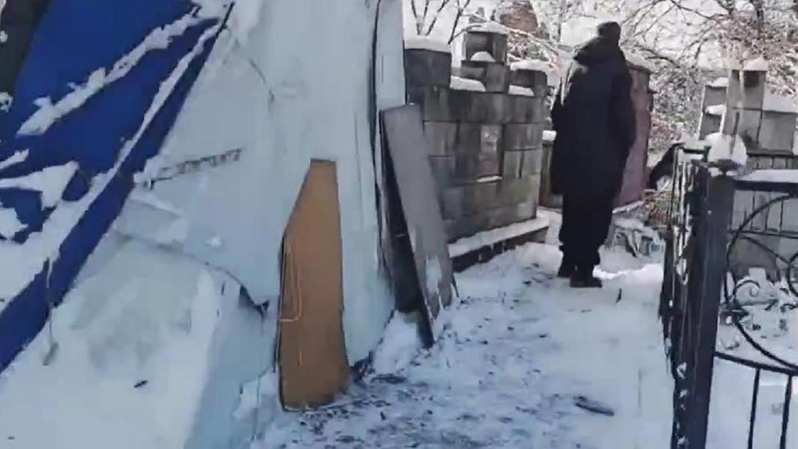 Шалаш на кладбище в Алматинской области
