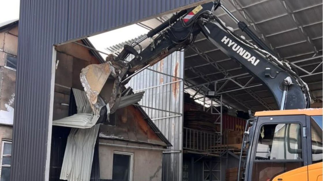 Снос двухэтажного здания