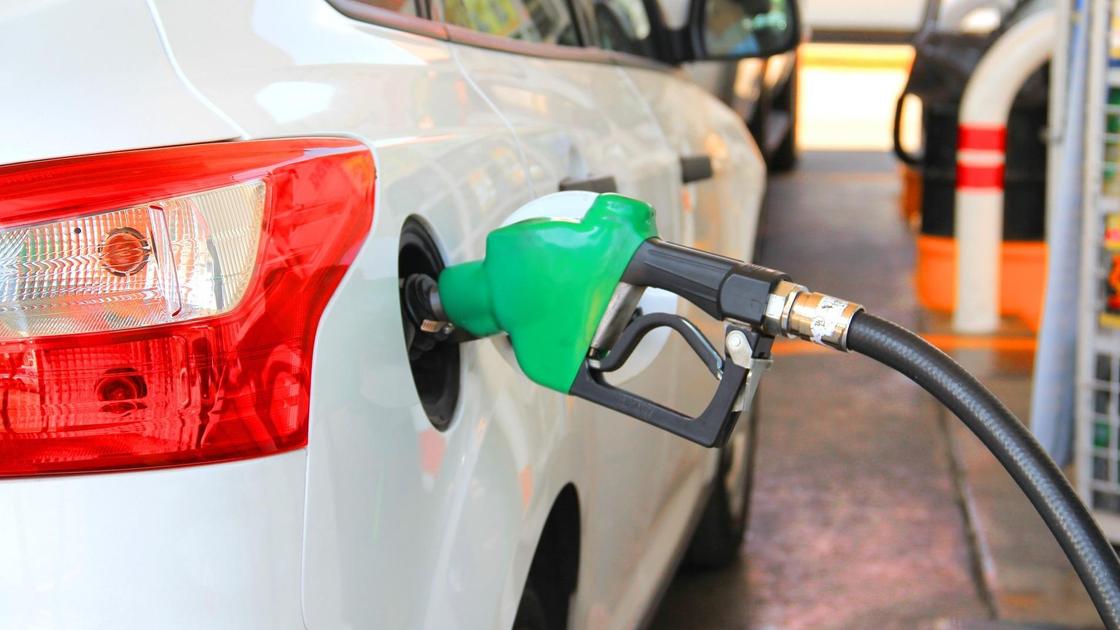 автомобиль заправляют бензином за АЗС