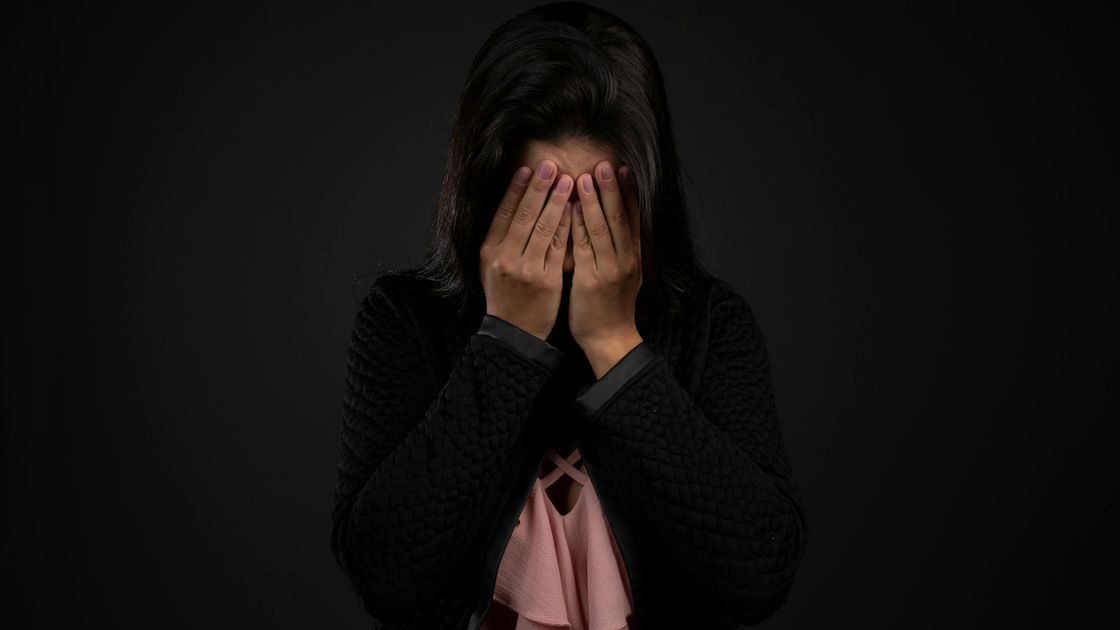 бетін жауып тұрған қыз