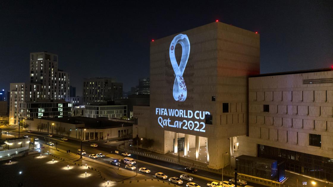 Официальная эмблема чемпионата мира по футболу на здании