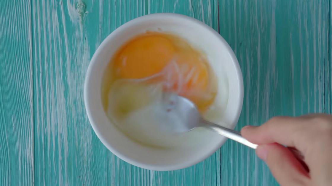 Яйца перемешивают вилкой в пиале с молоком