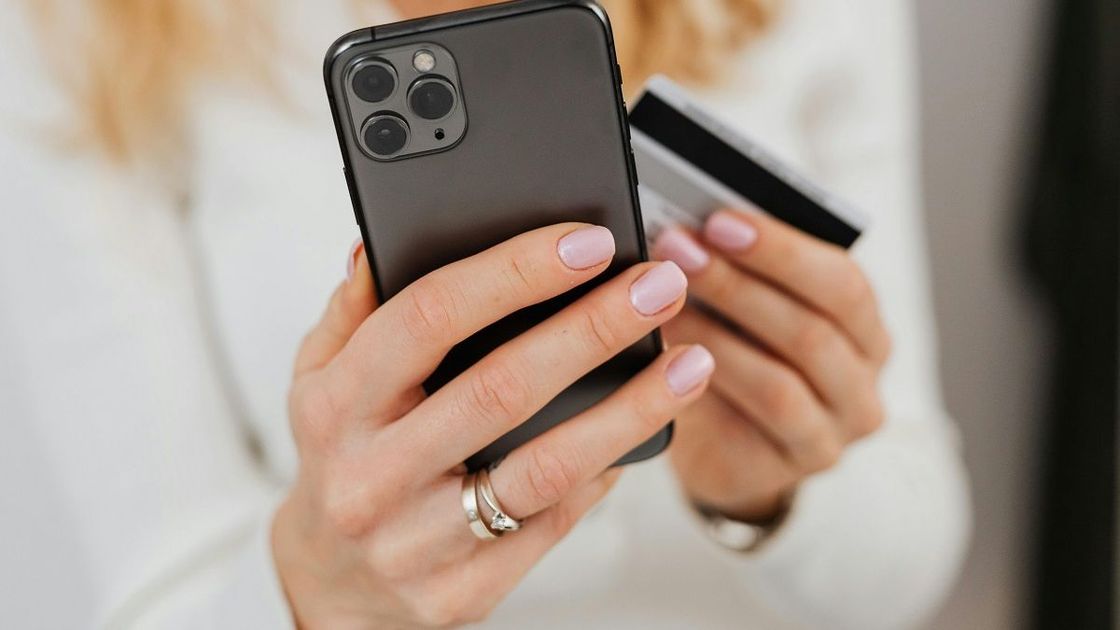 Женщина с телефоном