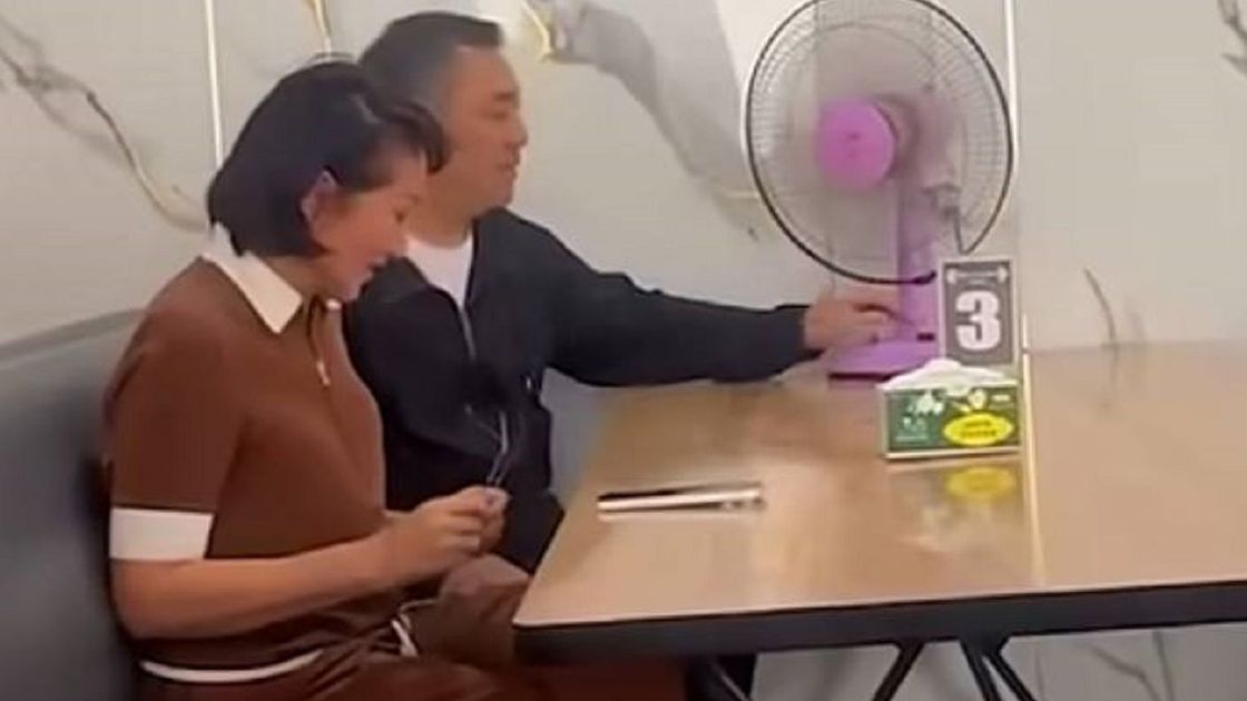 Садыр Жапаров с женой в кафе