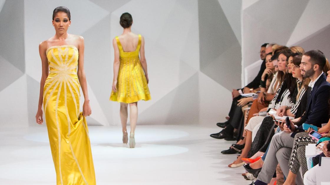 Модели в желтых платьях