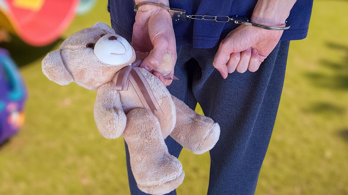 Мужчина в наручниках