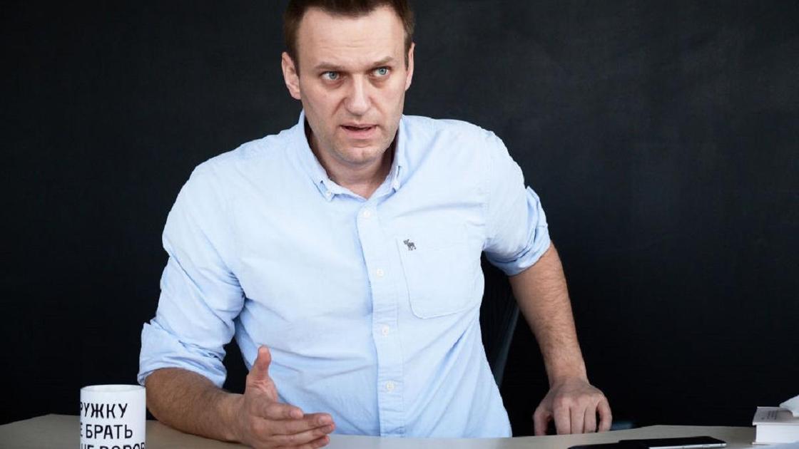 Алексей Навальный в голубой рубашке