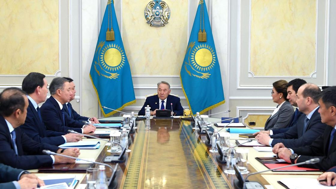 Назарбаев на заседании