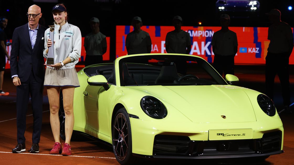 Елена Рыбакина с призовым Porsche