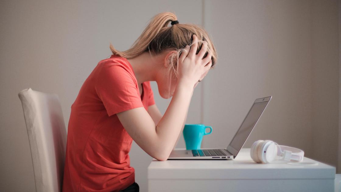 Девушка испытывает стресс, смотря на компьютер