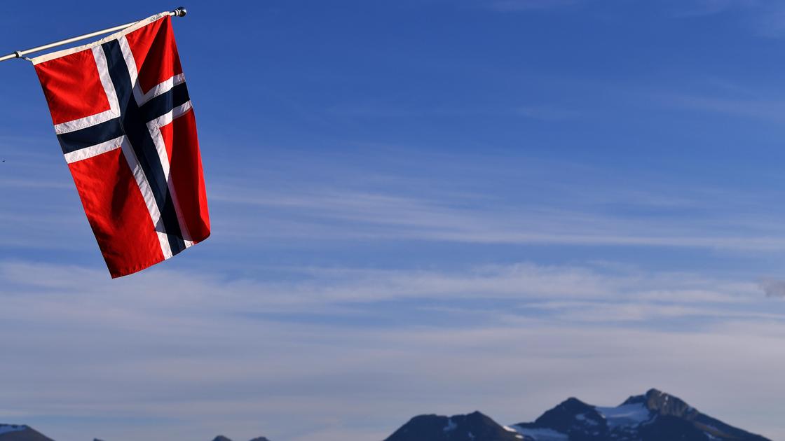 Флаг Норвегии на фоне пейзажа