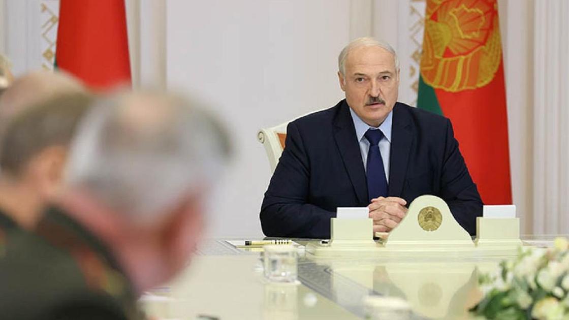 Лукашенко сидит в кресле на совращении