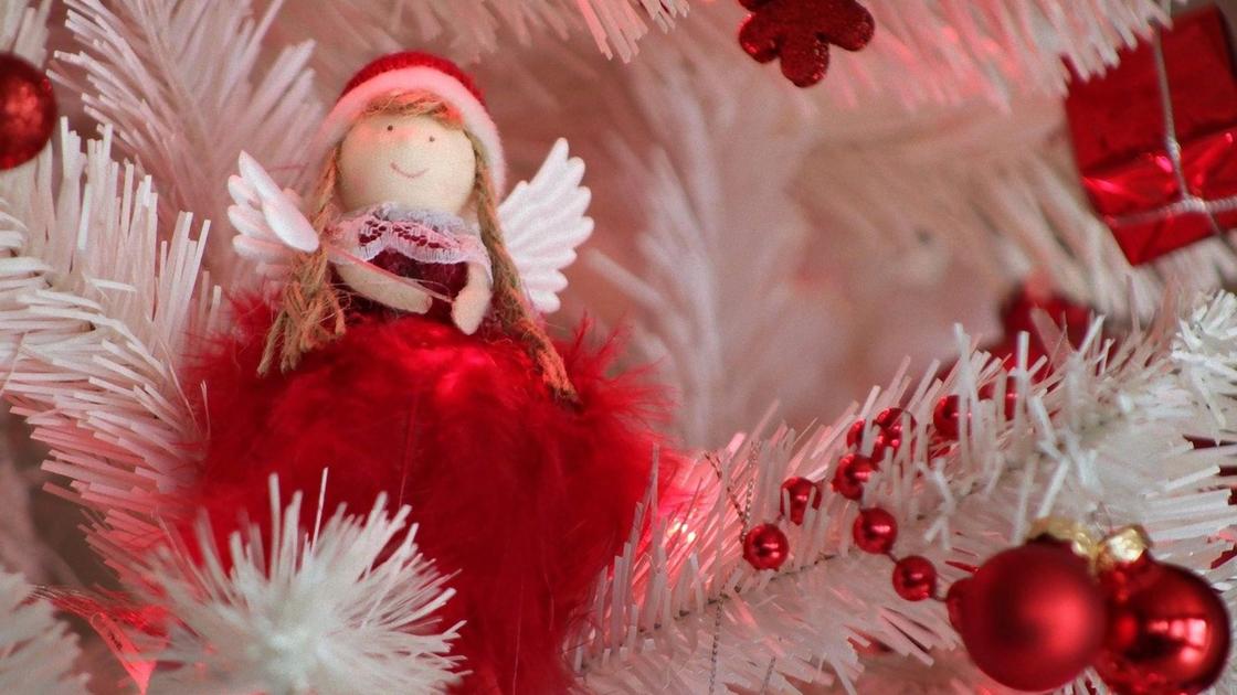 Ангелочек, новогодние и рождественские игрушки, белые ветки елки