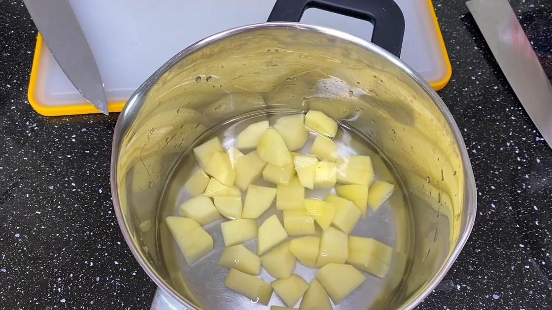 Нарезанный кубиком картофель в кастрюле с водой