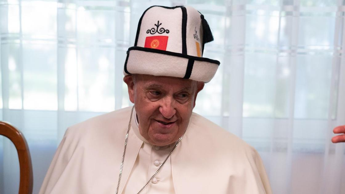Папа Римский Франциск в кыргызском калпаке